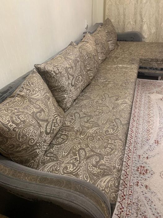 Диван длинный б/у