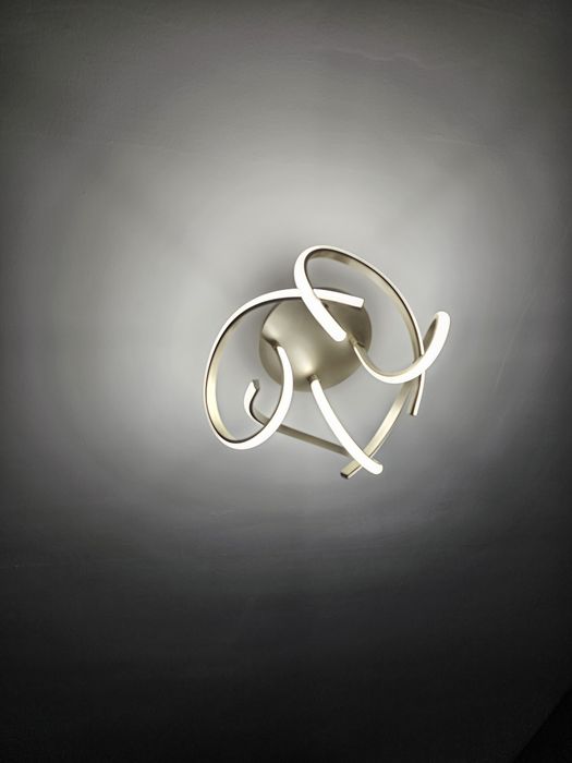 Vand lustre/ aplici/candelabre led cu posibilitate de reglare a intensitatii.