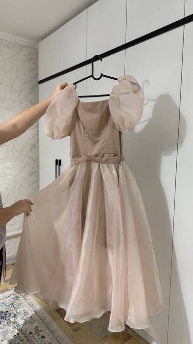 Воздушное платье с пышными рукавами