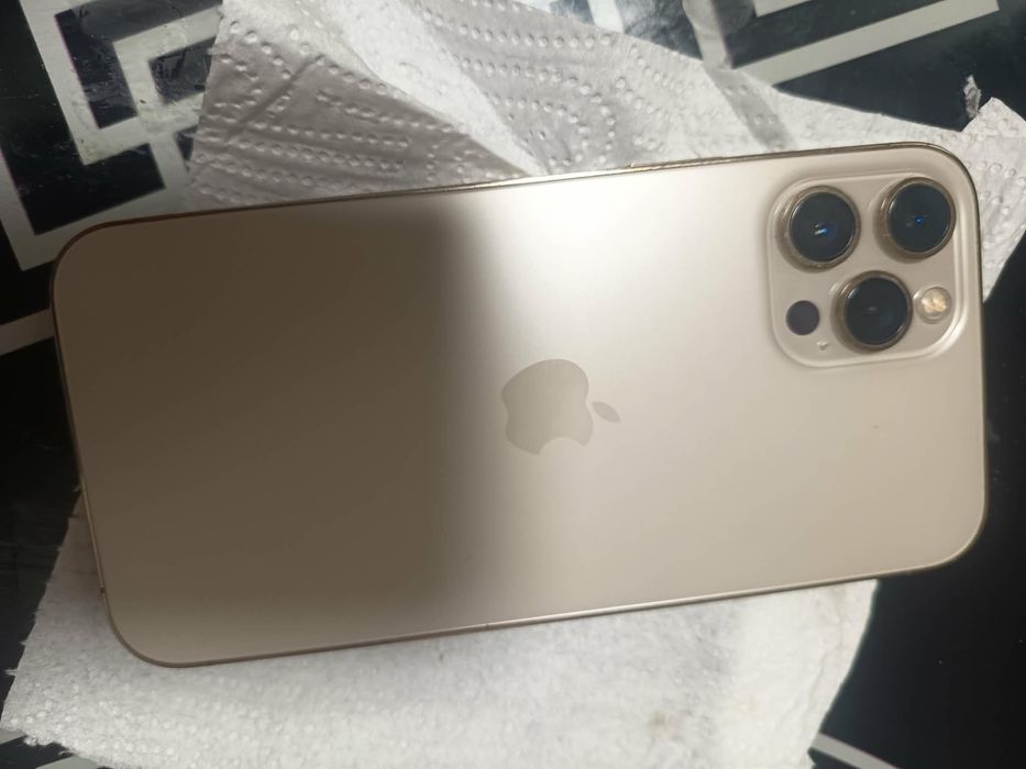 Vand iphon 12 pro max  pret 1500 lei negociabil strea este ca si nou