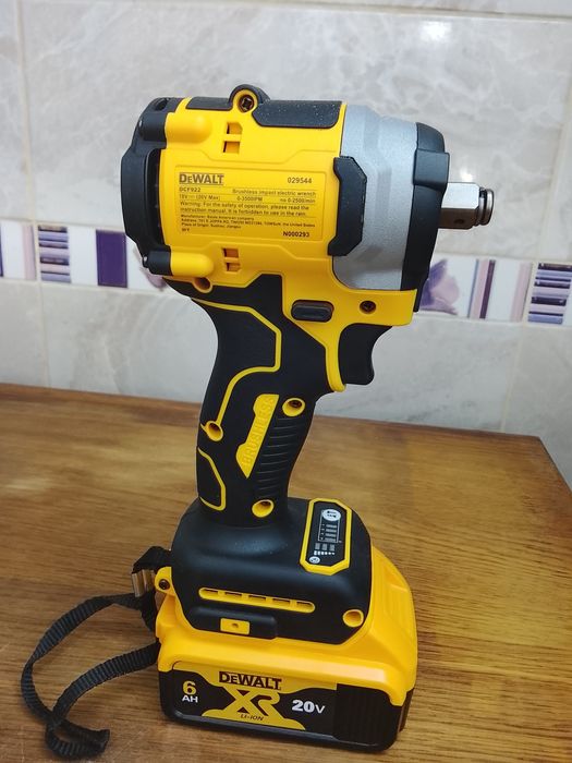 Șurubelniță de  inșurubat cu impact  DeWalt DCF922 cu o baterie de 6a