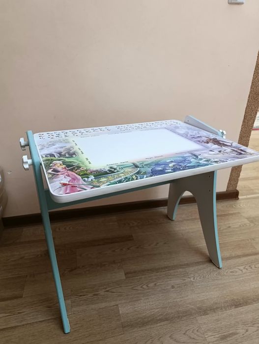 Продам детский учебный стол со стульчиком