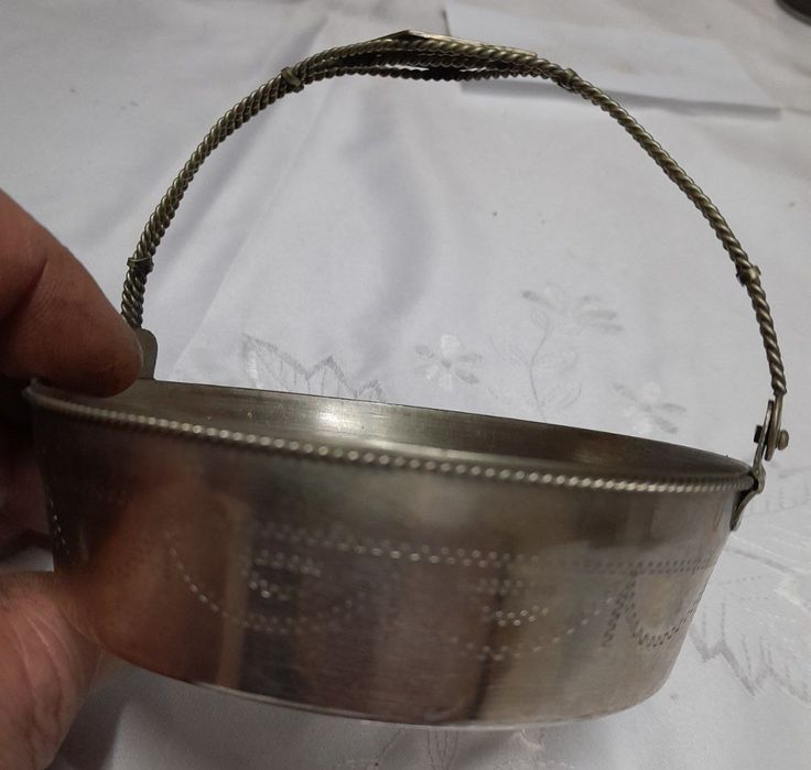 Корзинка мельхиоровая смотрите фотографию вещь старинная