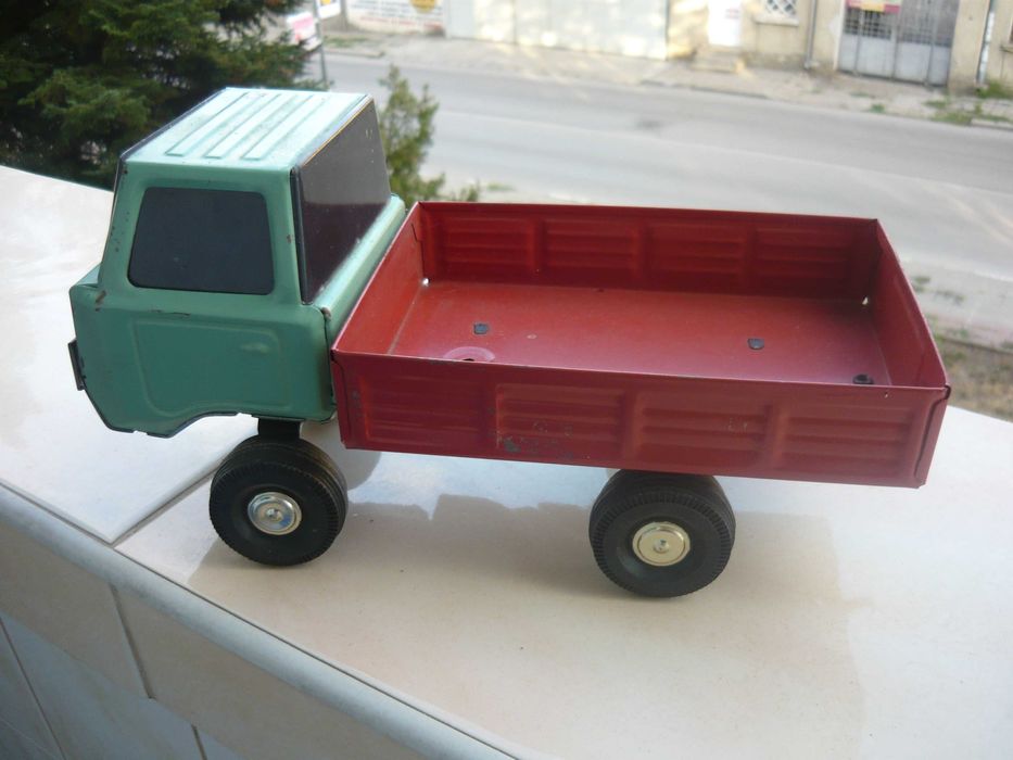 Старо метално камионче