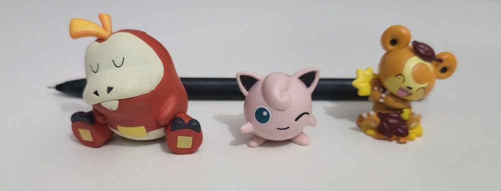 Покемон фигурки.