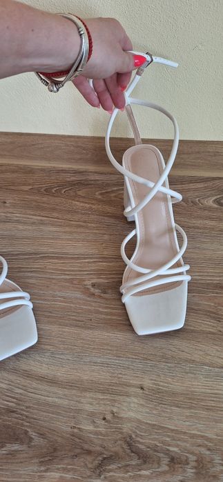Дамски елегантни бели сандали-40 номер