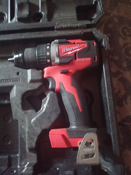 Vând bormașină Milwaukee m 18 și genti scule noi