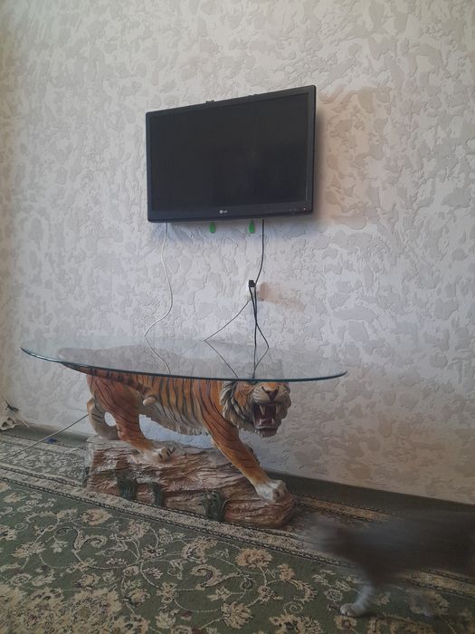 Стол в виде тигра