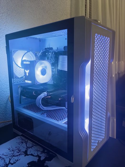 Компютър за игри и монитор