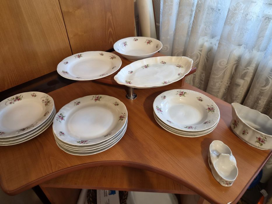 Set farfurii 2 platouri, 4 intinse, 5 putin adanci, 4 adanci, 1 castron mare, 1 solnita si  1 sosiera