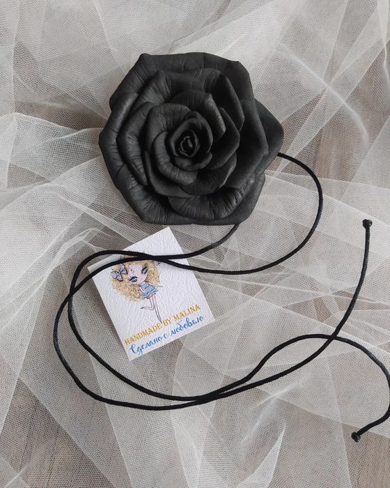 Чокер с чёрной розой.