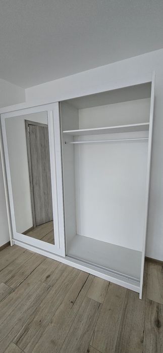 Dulap mare cu uși glisante și oglindă – stare foarte bună