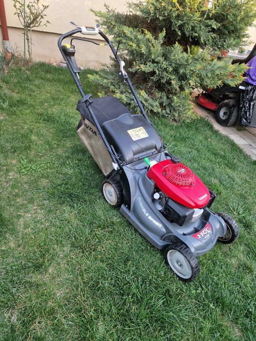 Masina de tuns iarba gazonul