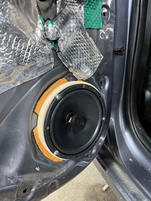 Установка сабуферов и динамиков