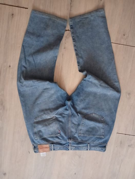 Vând pantaloni Levi's