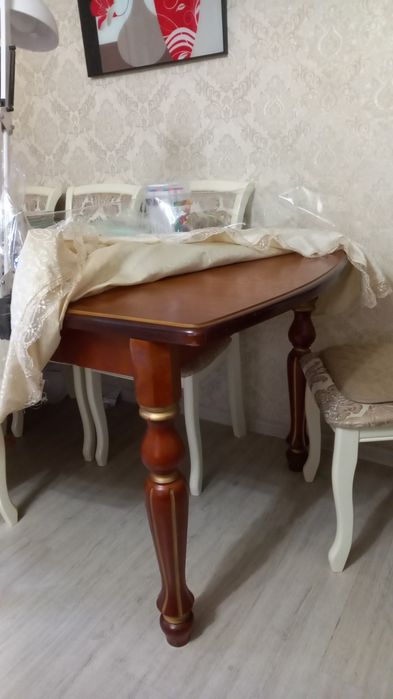 Продается стол коричневый из дуба