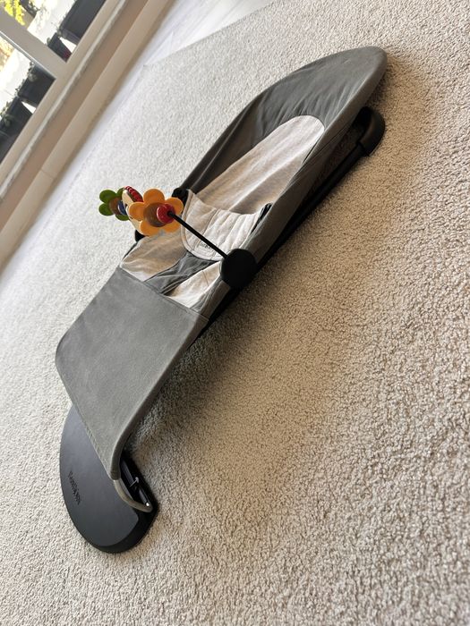 Șezlong BabyBjörn Bliss Anthracite + Jucărie Lemn inclusă