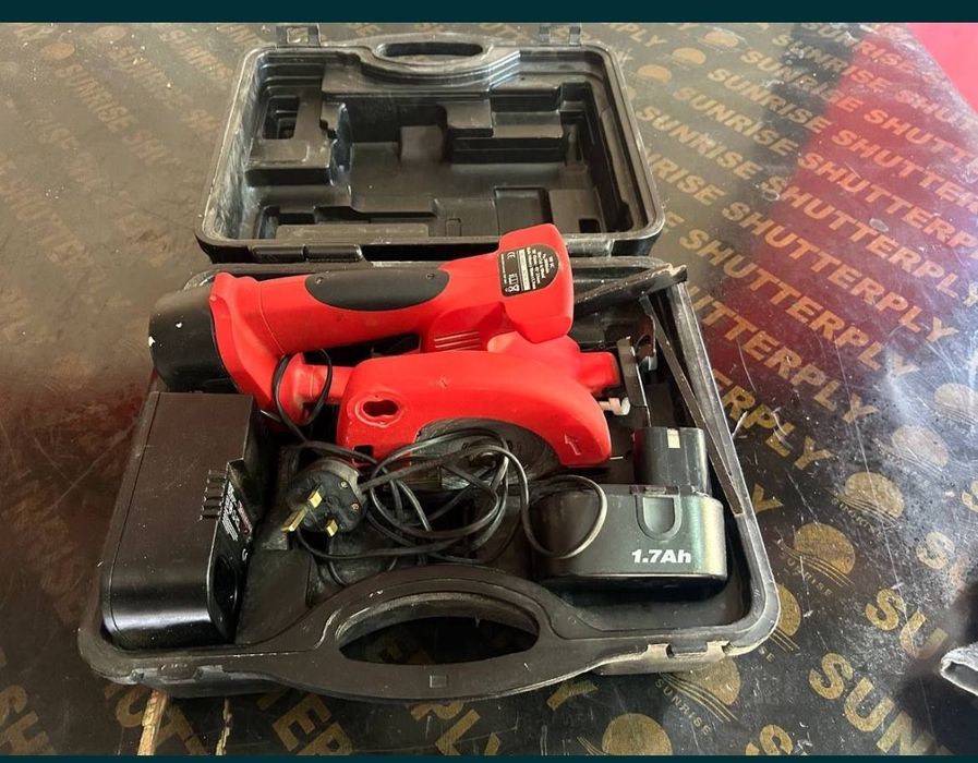 Ръчен циркуляр на батерии внос от Англия перфектно състояние