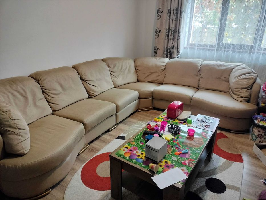 Coltar mare pentru living cu taburet