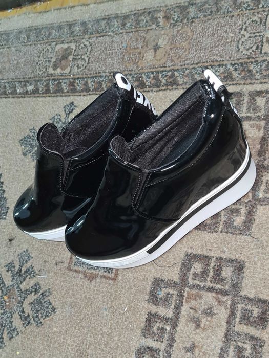 Adidasi luciosi eleganti