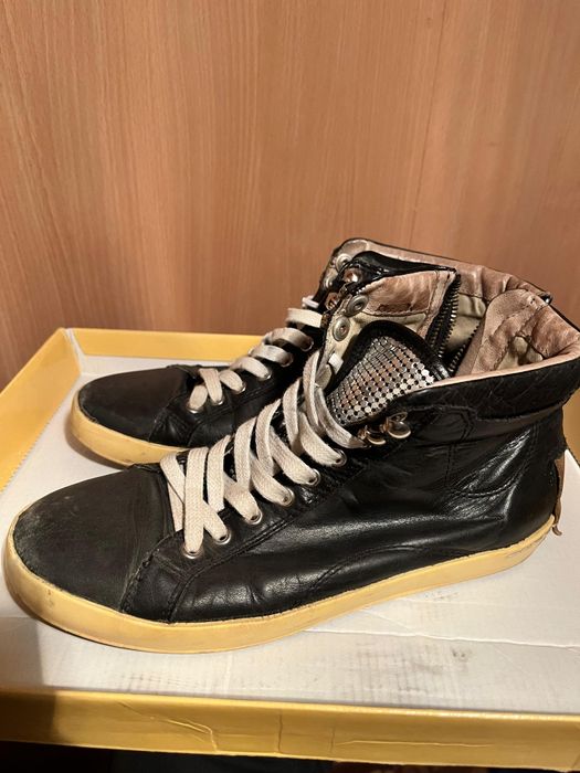 Обувь отличная можно ещё долго носить.