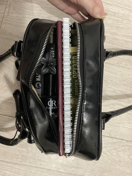 черная сумка через плечо