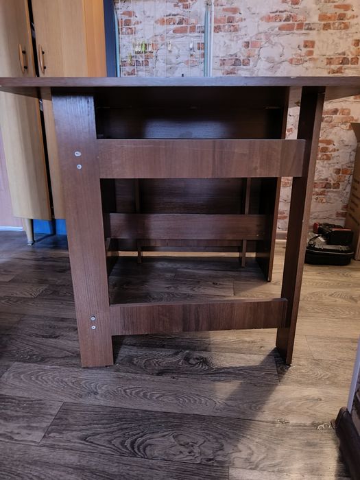 Продается стол, книжка