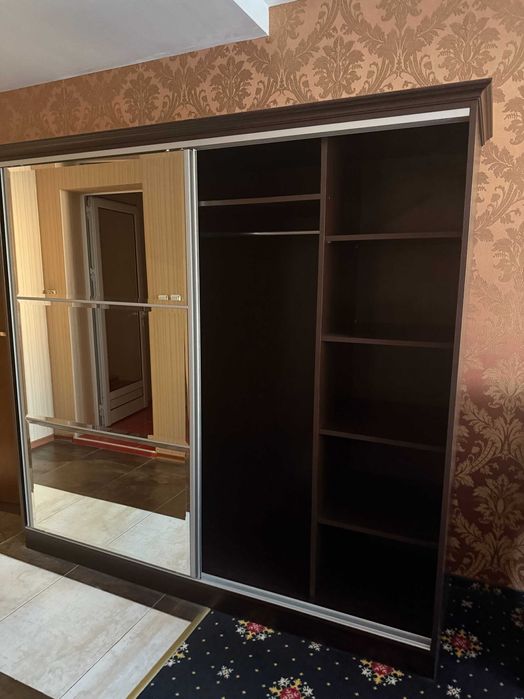 Голям гардероб с плъзгащи се врати