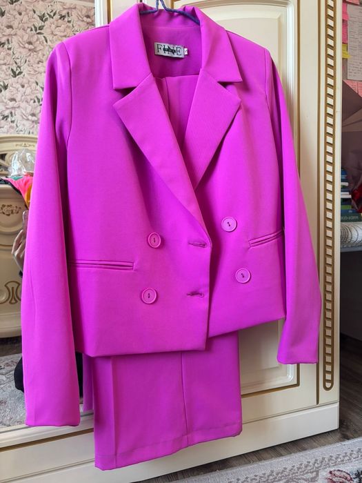 Продам брючный костюм