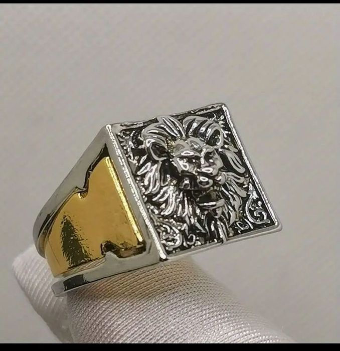 Пръстен много тарикатски с Тайник :)