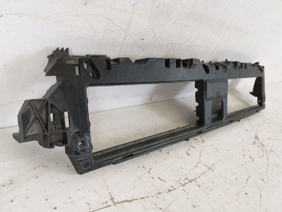 Ауди А4 Б9 / Audi A4 B9 Оригинален държач за решетка на радиатора в до