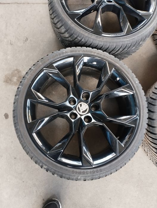 Оригинални 19 цола джанти за Skoda Octavia 3 с нови гуми всесезонни.
7