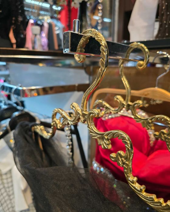 Vând Afacere – Magazin de Rochii de Lux în Centrul Devei