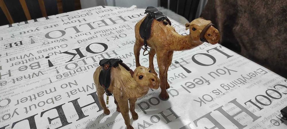 Семейство камили от естествена кожа