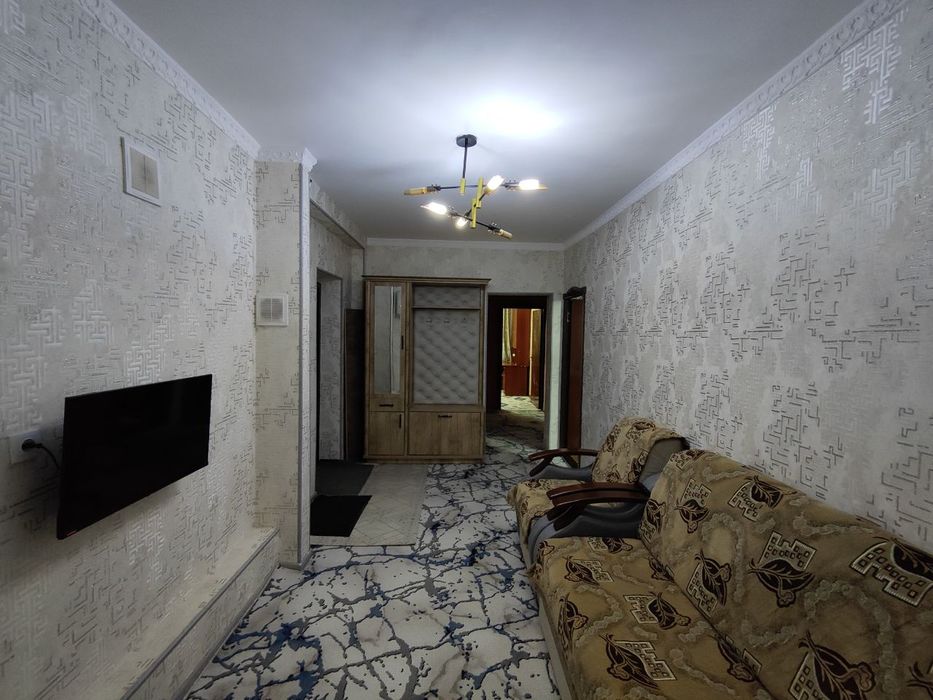 Продается квартира 6мкр 3 комнаты 2й этаж