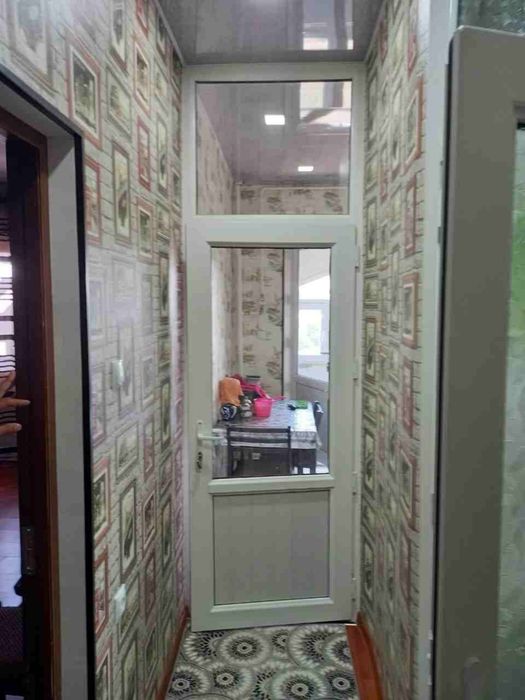 1 комнатная в 10 микрорайоне с мебелью и техникой (ковры есть)