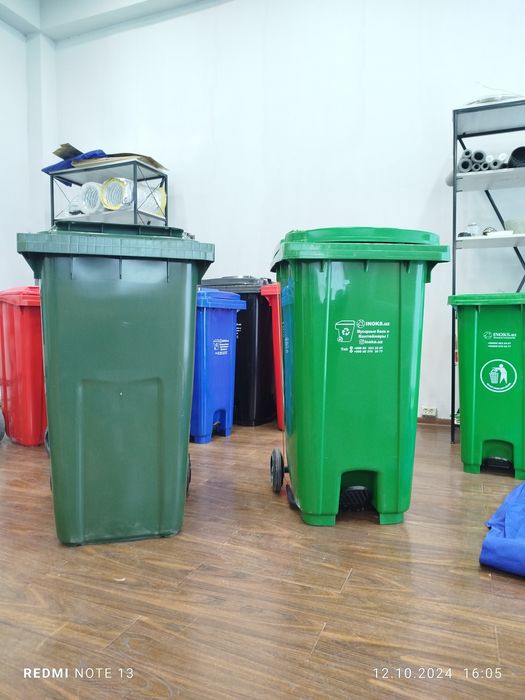 Мусорные баки контейнеры. Металлические и пластмассовые.