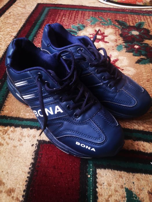 Продам кроссовки бона
