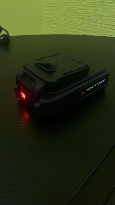 Продавам зарядни и батерии на YARD FORCE