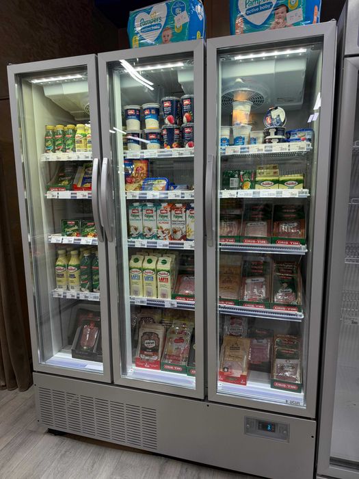 Vitrină frigorifică cu 3 uși tip lacăte