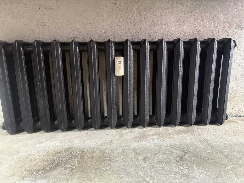 Чугунен радиатор с 14 секции, височина 60 см плюс два алуминиеви радиатора с размер 75/95 см