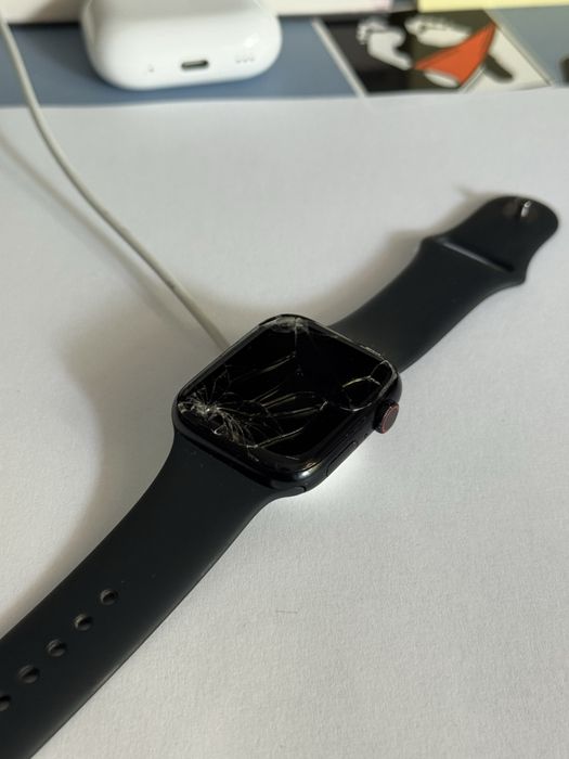 Apple Watch SE 2 (2022) 44mm GPS + Cellular. Ecranul este spart