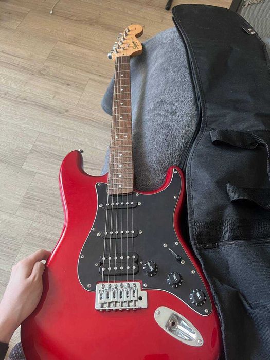 Електрическа китара Squier Fender Stratocaster HSS + усилвател