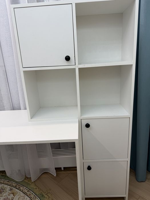 Стол и подстака под книги