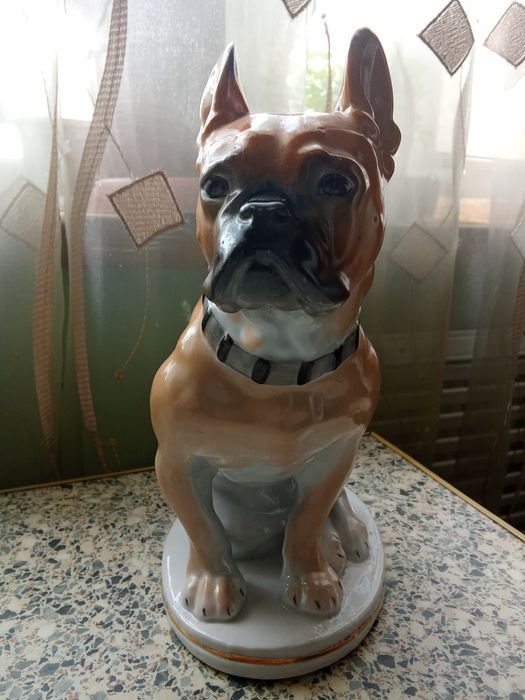 Статуетки времён СССР(фарфор,каслинское литьё),посуда.