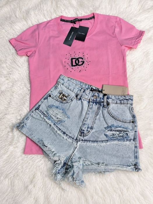 Pantaloni scurți de blugi  sau tricou
