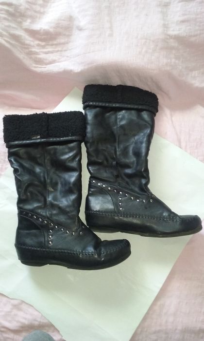 Продават се два броя ботуши