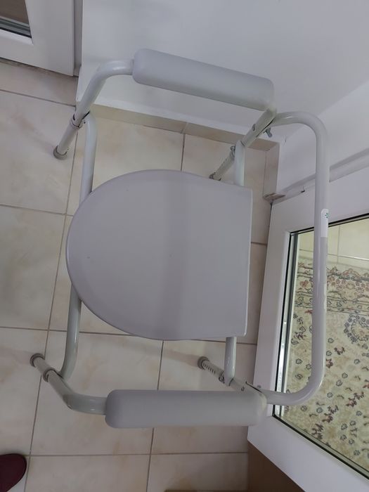 Кресло туалет . Ведро внизу.