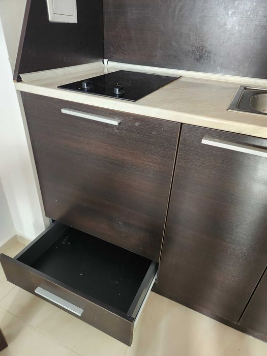 Продава се кухня 2м с техника и масата