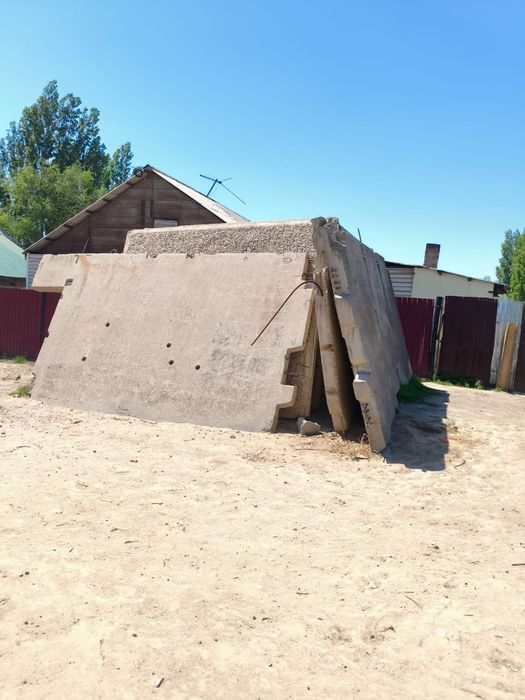 Продам недорого бетонные плиты